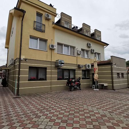 Hotel Vila Sunce สตราลาปาโฮวา ภายนอก รูปภาพ
