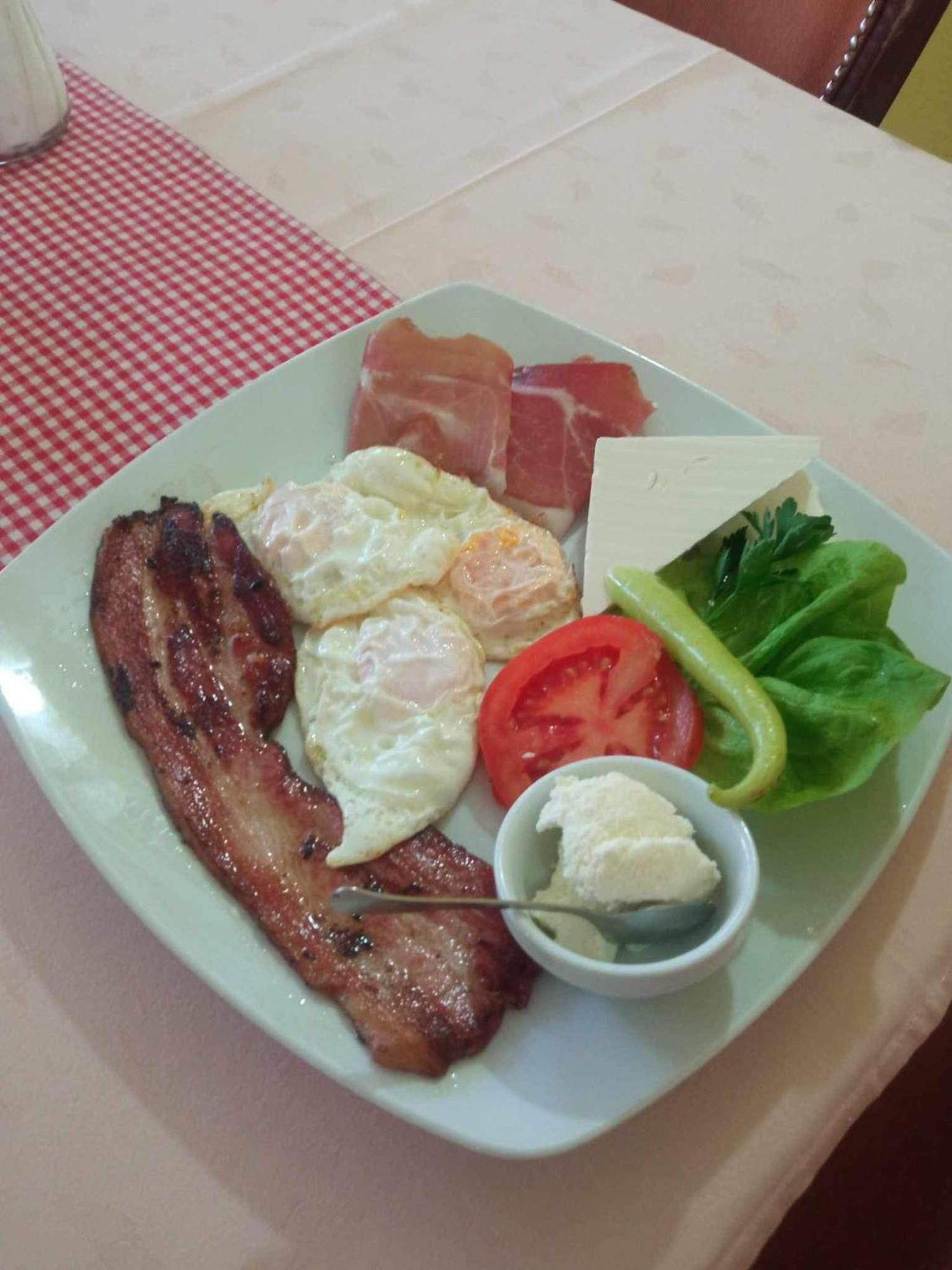Hotel Vila Sunce สตราลาปาโฮวา ภายนอก รูปภาพ