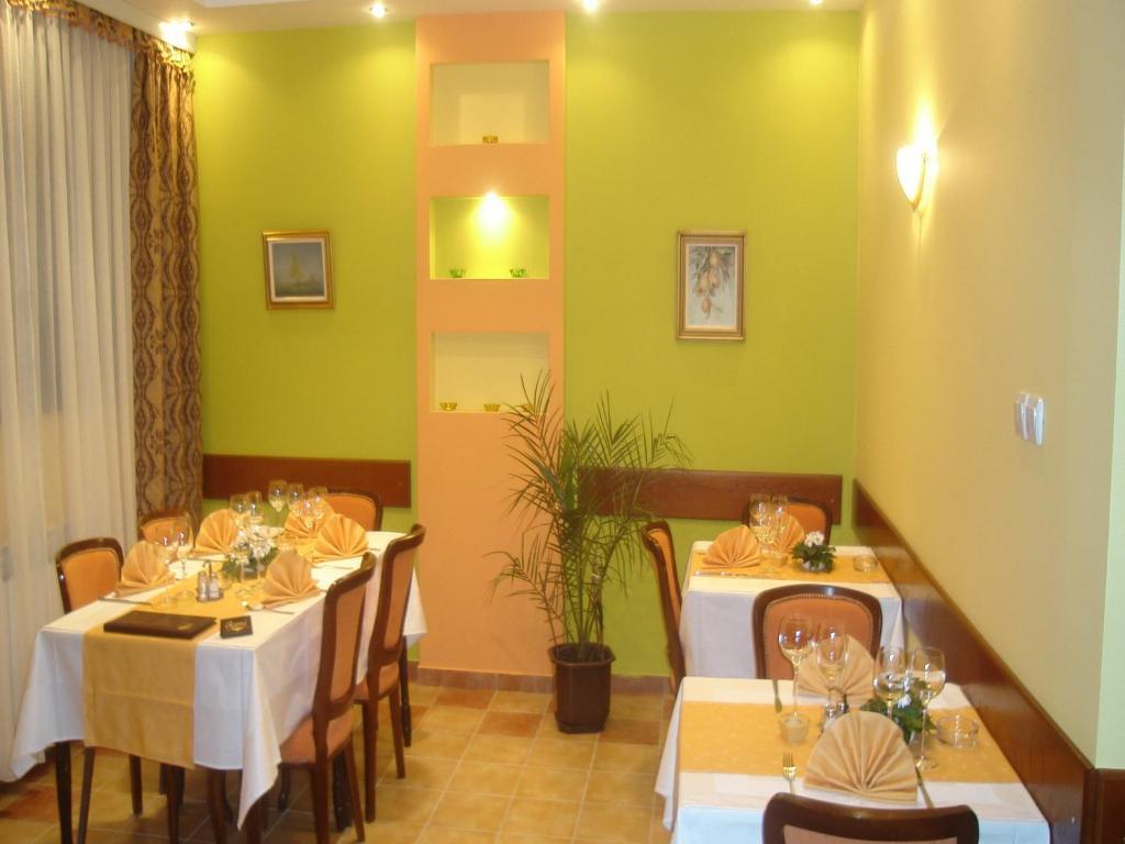 Hotel Vila Sunce สตราลาปาโฮวา ภายนอก รูปภาพ