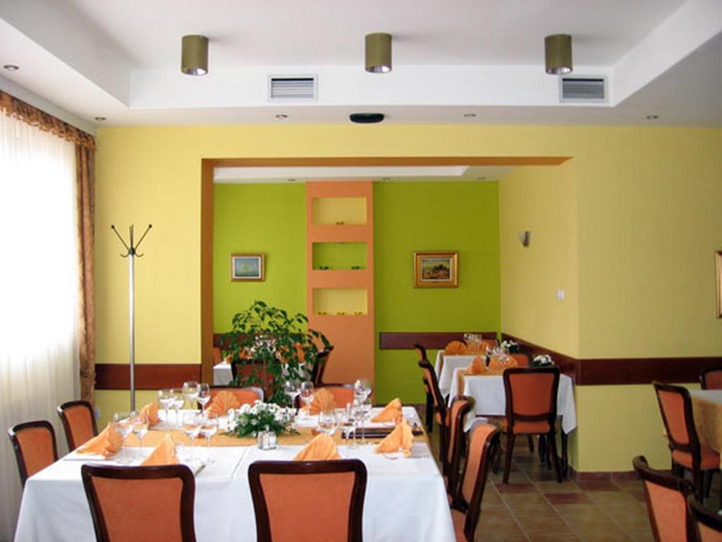 Hotel Vila Sunce สตราลาปาโฮวา ภายนอก รูปภาพ